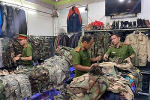 Thu giữ cả trăm loại quần áo rằn ri, quân phục nước ngoài bày bán công khai