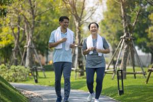 Đi bộ giúp người cao tuổi bớt nguy cơ tim mạch