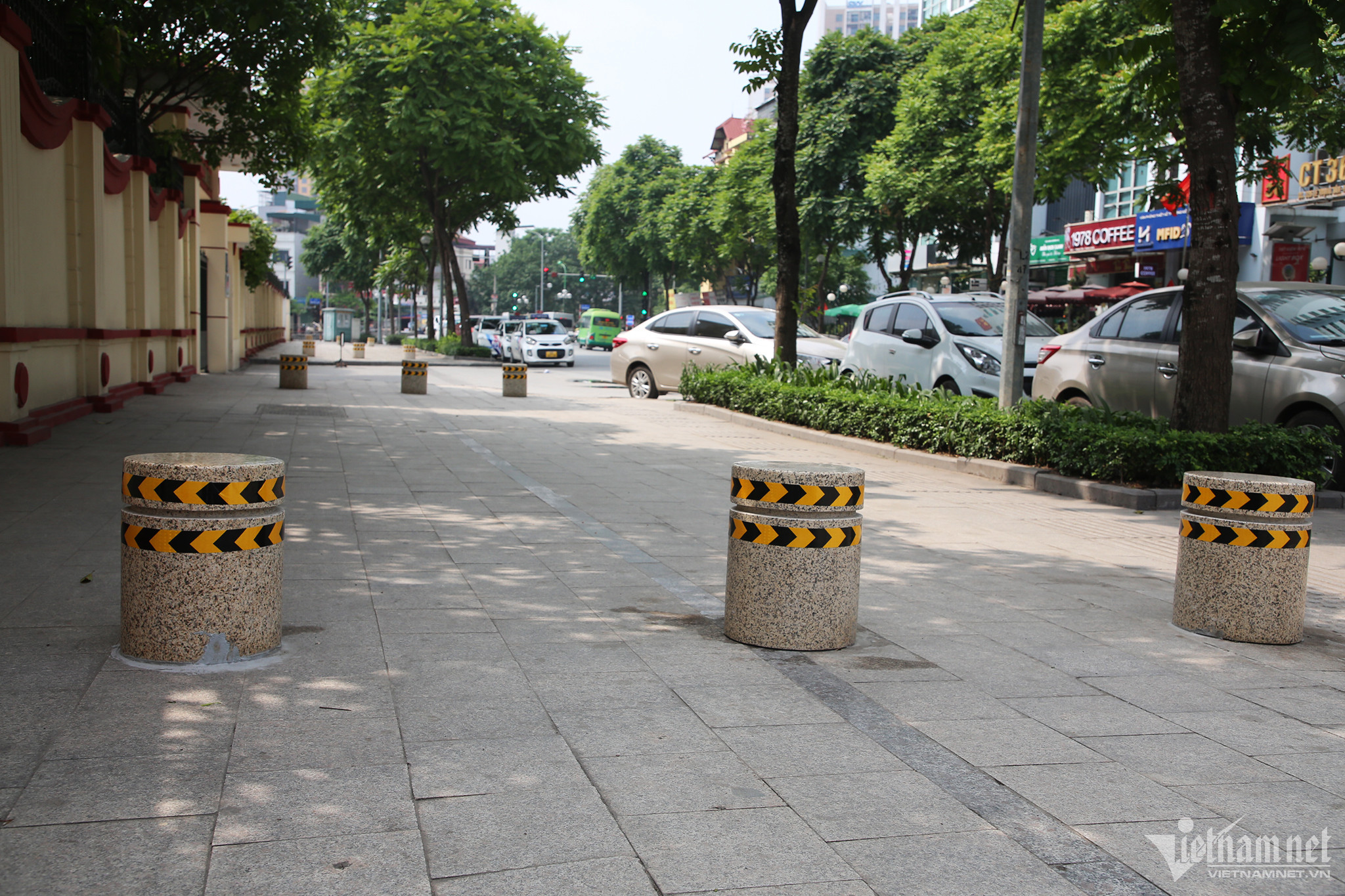 Muôn kiểu 'sáng tạo' xây trụ, dựng rào ngăn xe đi lên vỉa hè ở Hà Nội