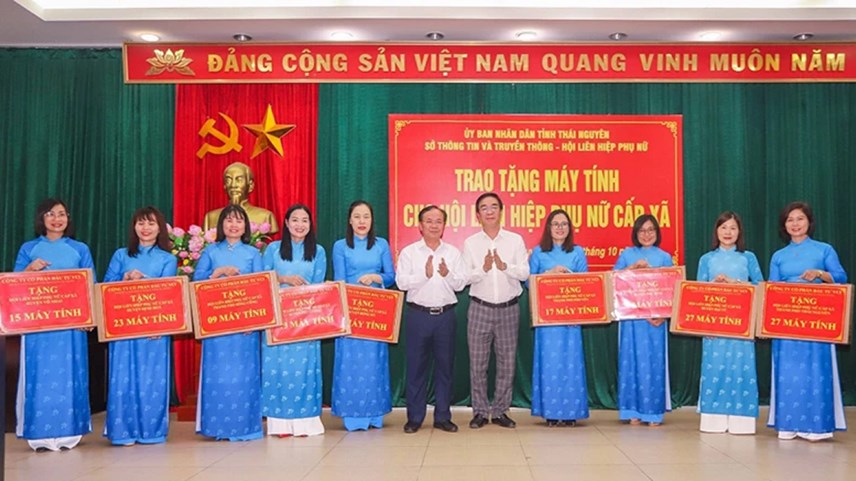 Thái Nguyên: 166 Hội Liên hiệp Phụ nữ cấp xã được trao tặng máy tính