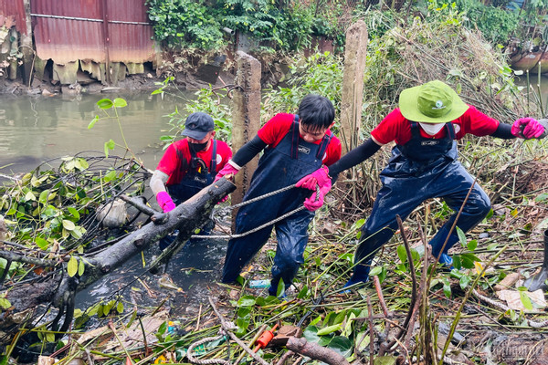 Nhóm bạn trẻ ở Đồng Nai rủ nhau lội bùn, 'giải cứu' kênh rạch bị ô nhiễm