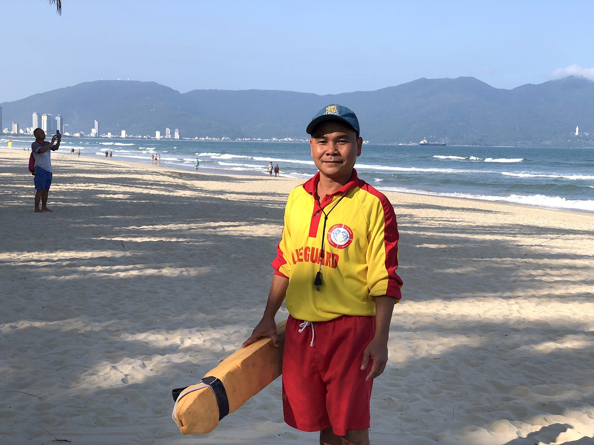 Những 'người hùng' áo vàng trên bãi biển Đà Nẵng