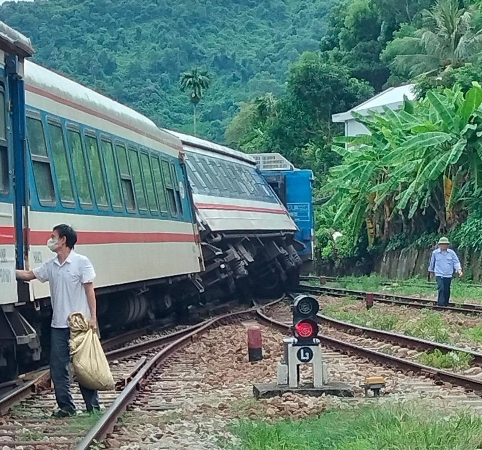 Tàu SE11 trật bánh gần đèo Hải Vân, đường sắt Bắc – Nam tê liệt